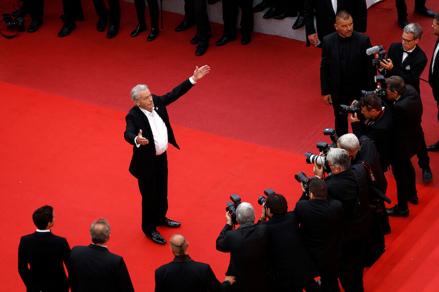 Arrivée d'Alain Delon sur le tapis rouge