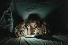 lecture sous un drap avec une lampe