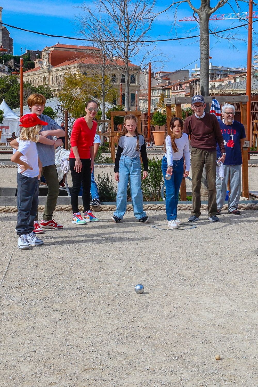 Partie de pétanque intergénérationnelle sur les Allées de la liberté