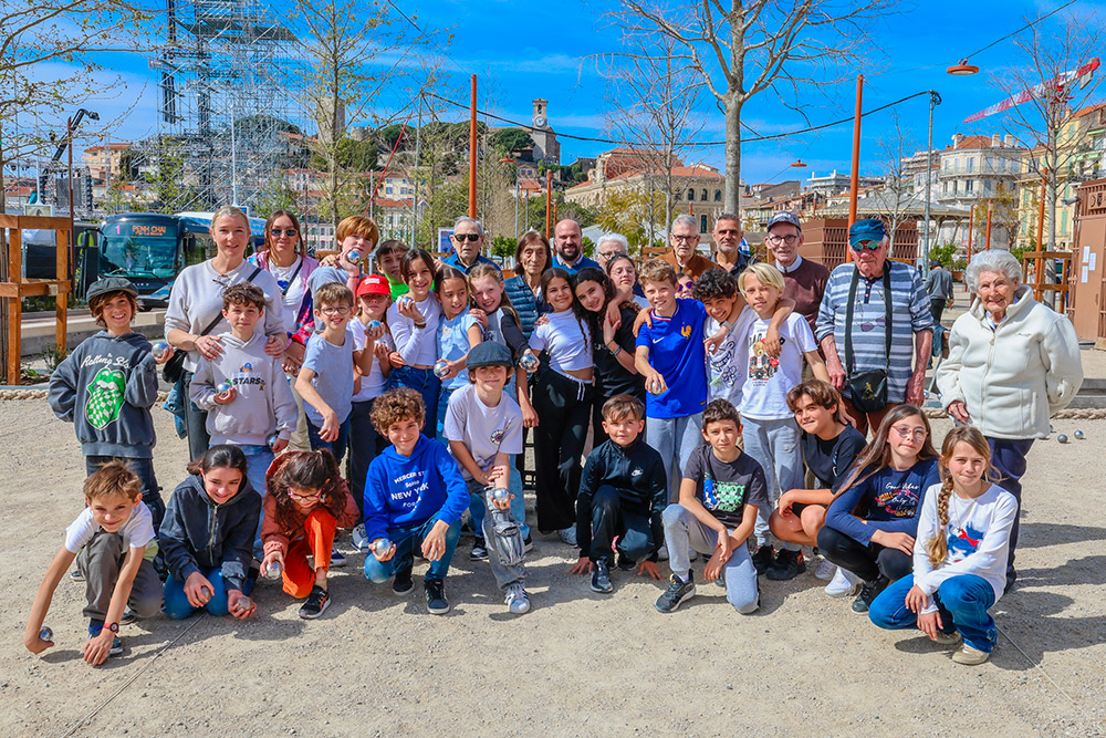 Partie de pétanque intergénérationnelle dans le cadre de l'année Pagnol