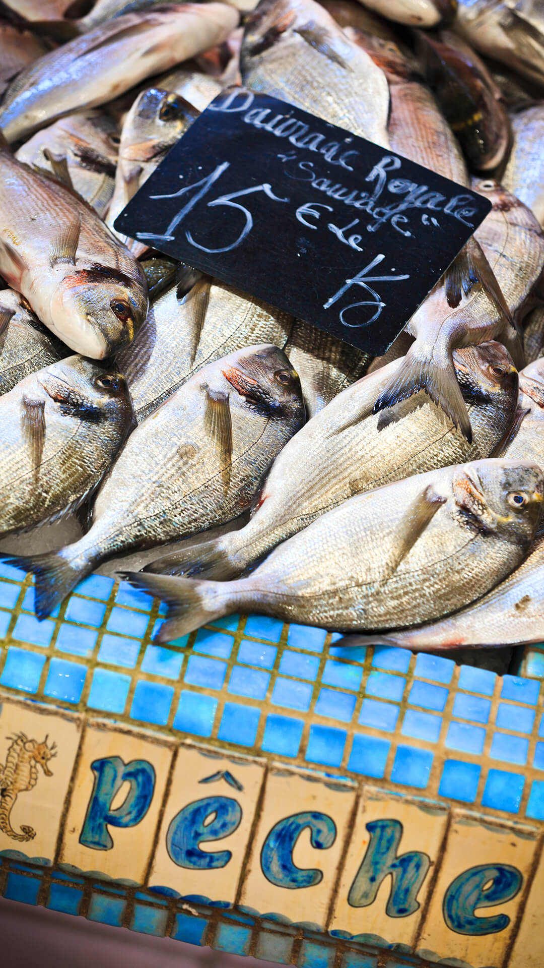 Photo d'un étalage de poissons au marché Forville