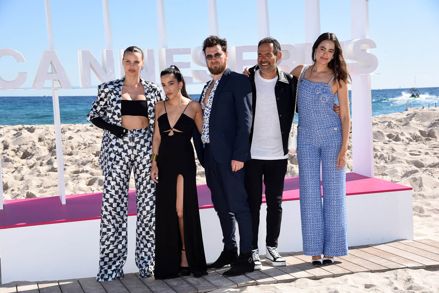 L'équipe de la série Corduroy sur la plage