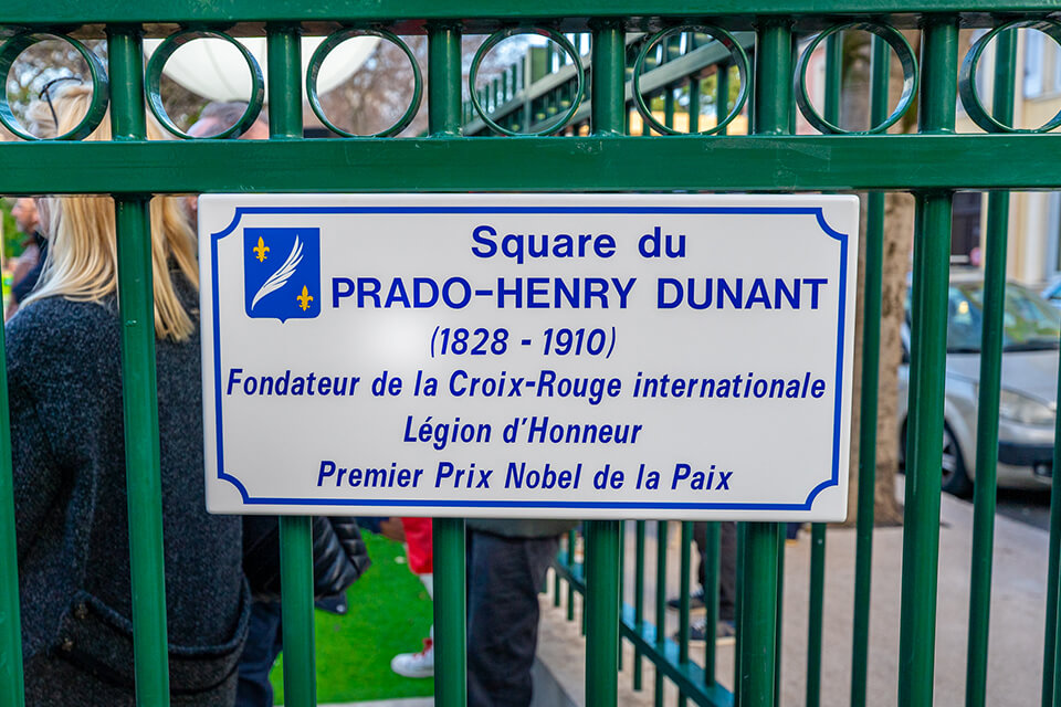 Dévoilement de la plaque. Le 10 janvier, le square du Prado est rebaptisé « square du Prado-Henry Dunant »