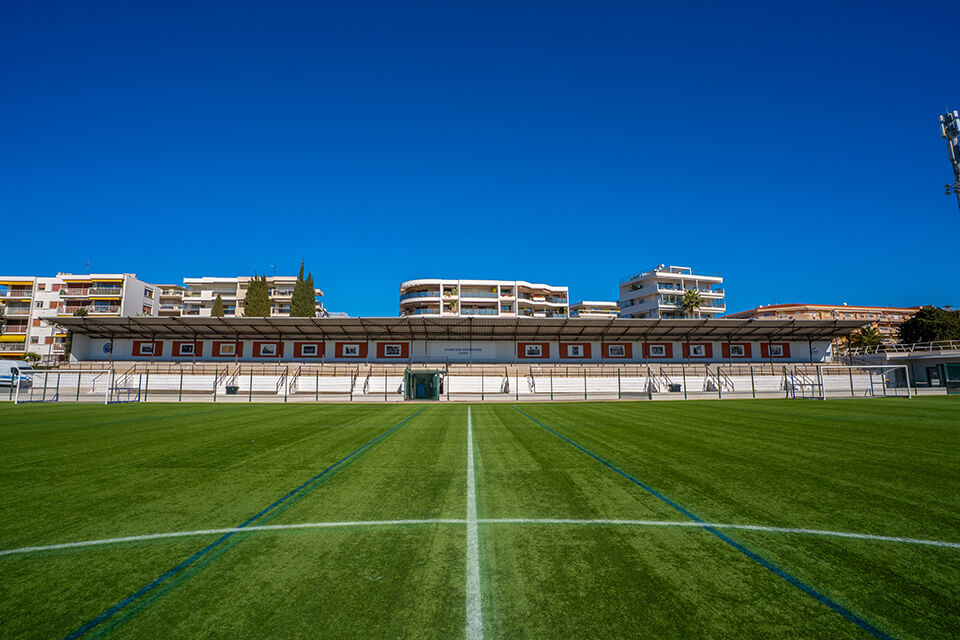 la tribune du stade des Hespérides en hommage à Charly Loubet