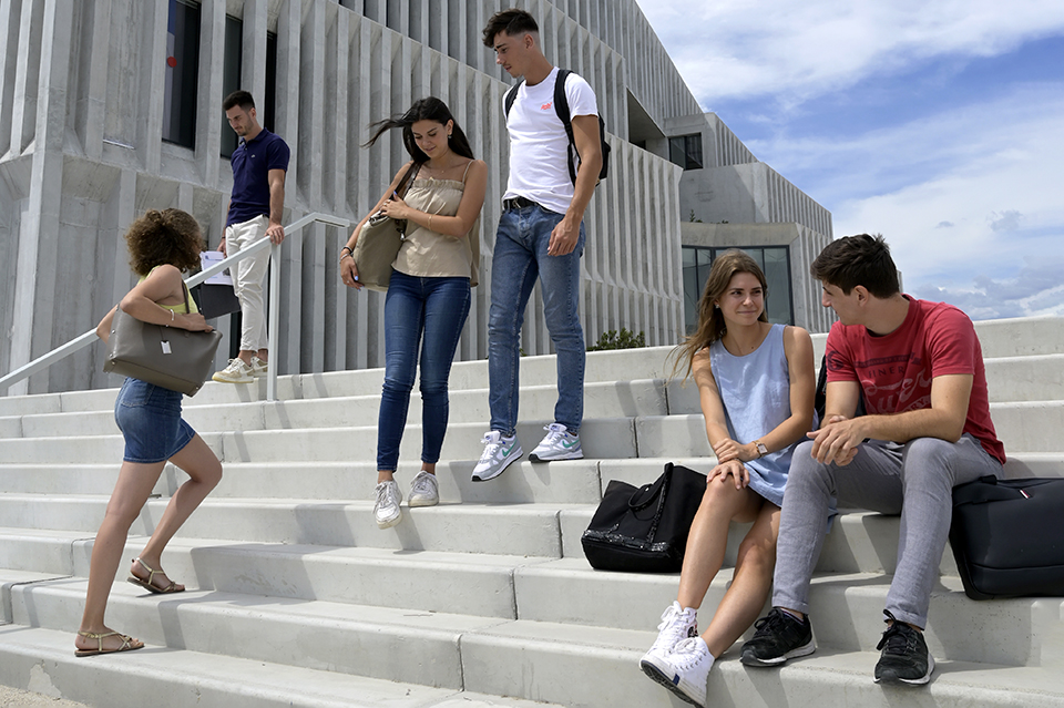 Étudiants sur le Campus Georges Méliès